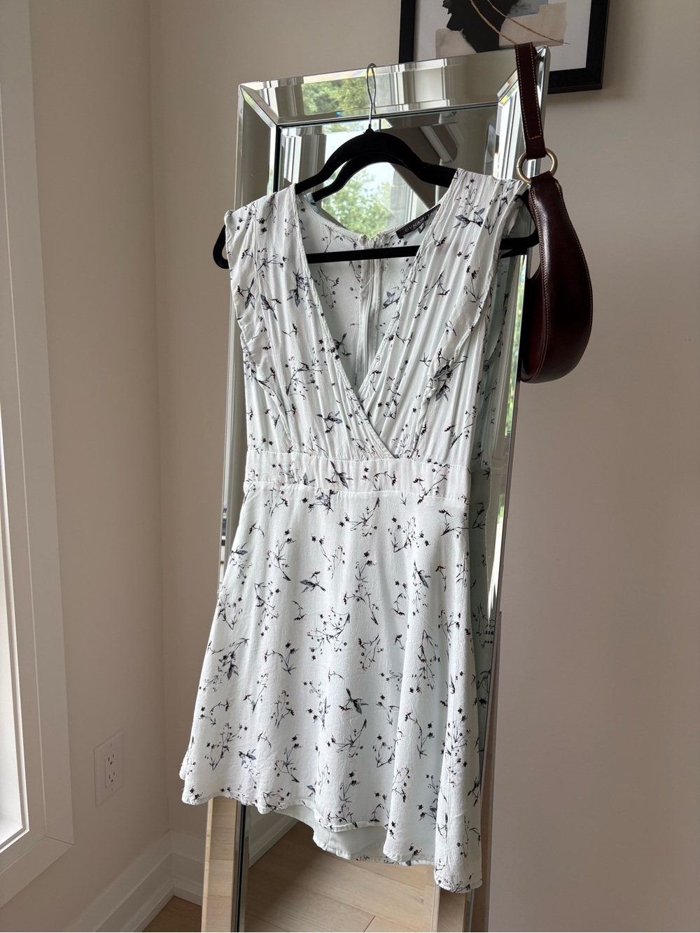 Women’s White Floral V-Neck Sleeveless Dress Top